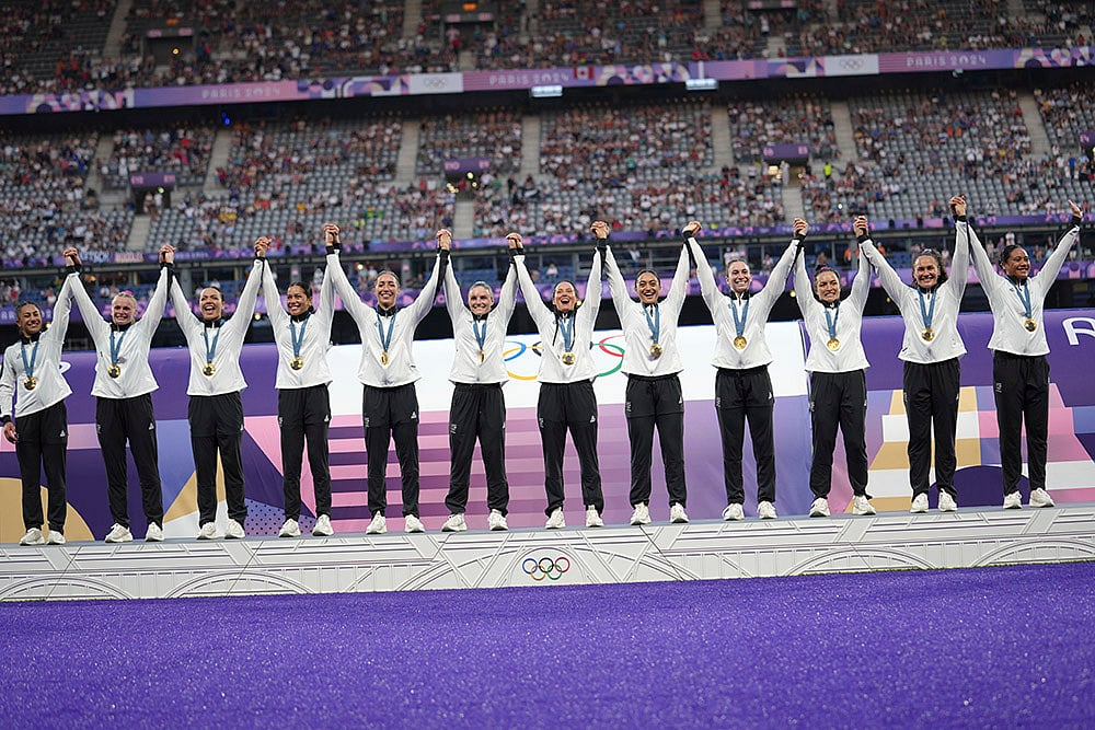 | Photo: AP/Tsvangirayi Mukwazhi : New Zealand Rugby Sevens team with their gold medals 